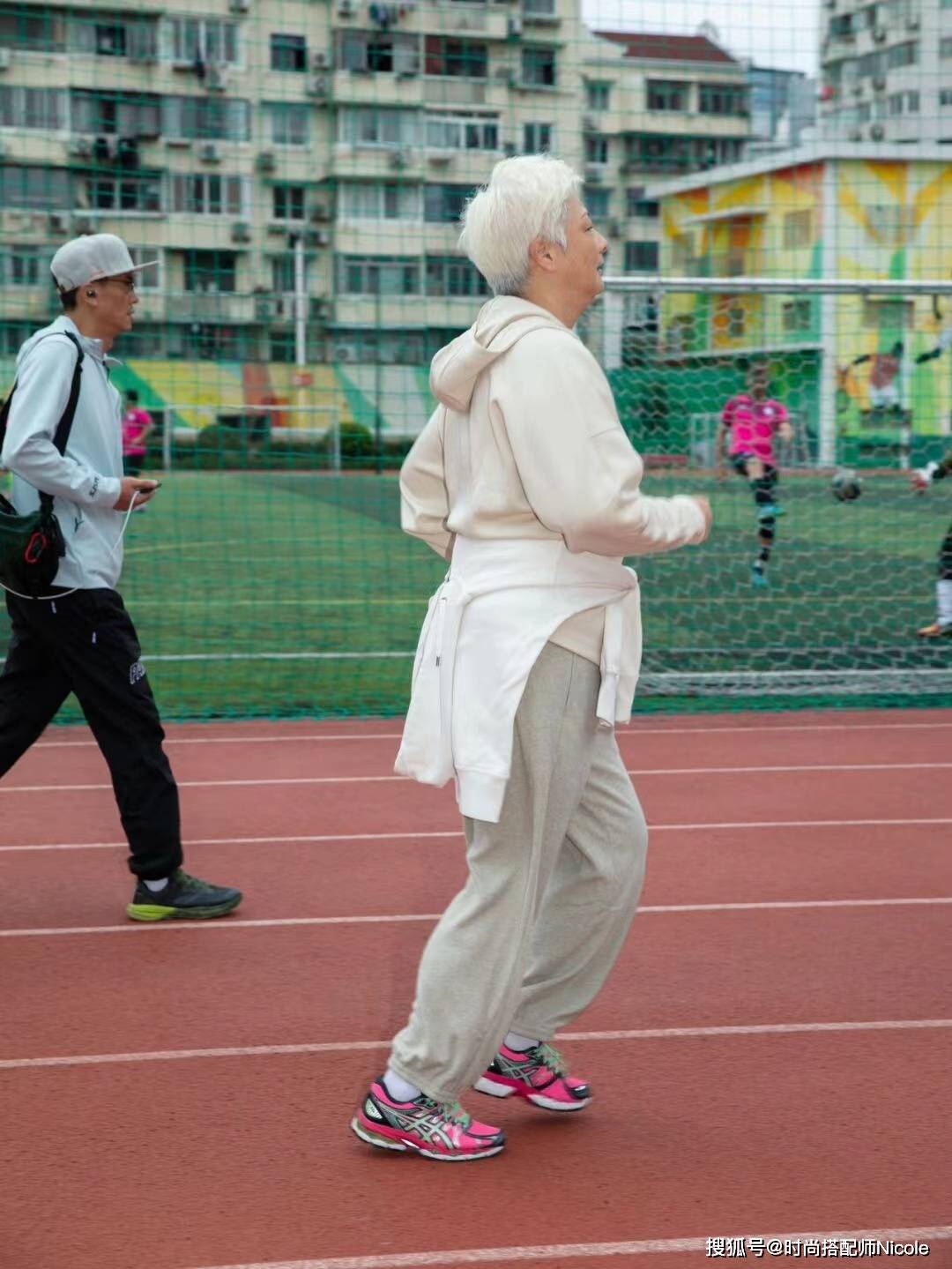 颜色 这些上海奶奶有多会穿?65岁奶奶的穿衣打扮,比90后女生还时髦