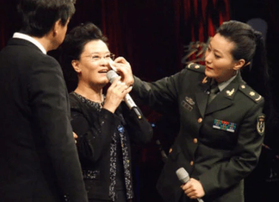 舞台|歌唱家谭晶：成名后给年迈的父母补办婚礼，风光背后尽是眼泪！