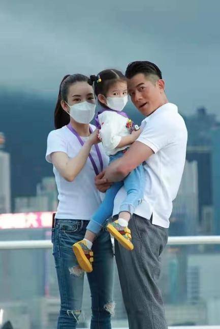 郭富城一家三口温馨出镜 白T恤着装太年轻 复古气场重回十年前-家庭网