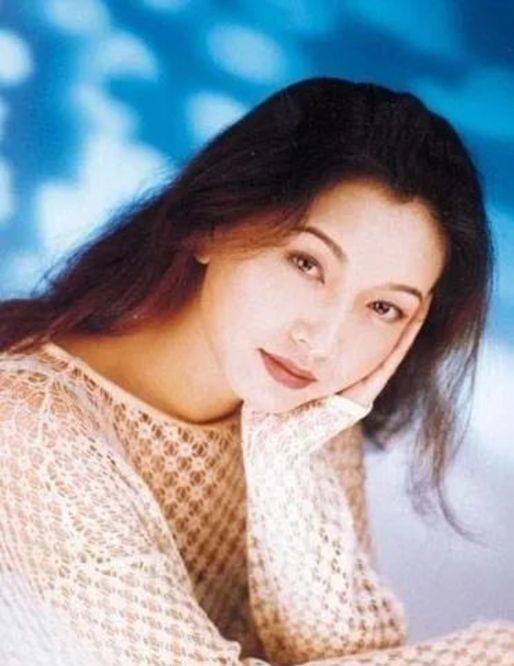 因为|“师奶杀手”靳东的纯情岁月，和他背后的两个离婚女人？