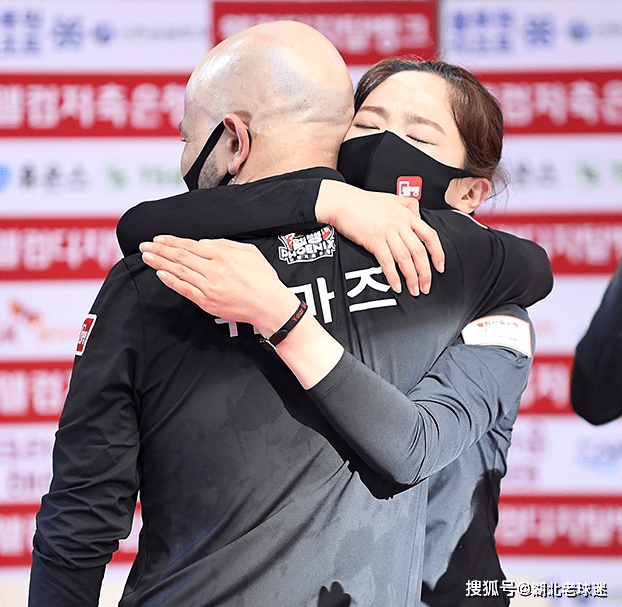 和队友分享1亿奖金,男外援紧紧抱着她_车侑蓝_比赛_金佳映