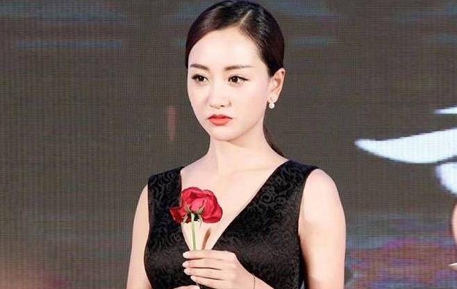 杨蓉活动旧照被翻出穿无袖长裙扎马尾辫笑容满面少女感十足