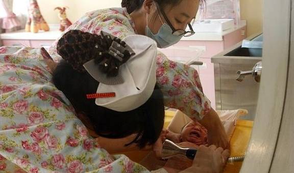 分娩完6个小时后，护士紧追产妇问这个问题，产妇不由自主红了脸