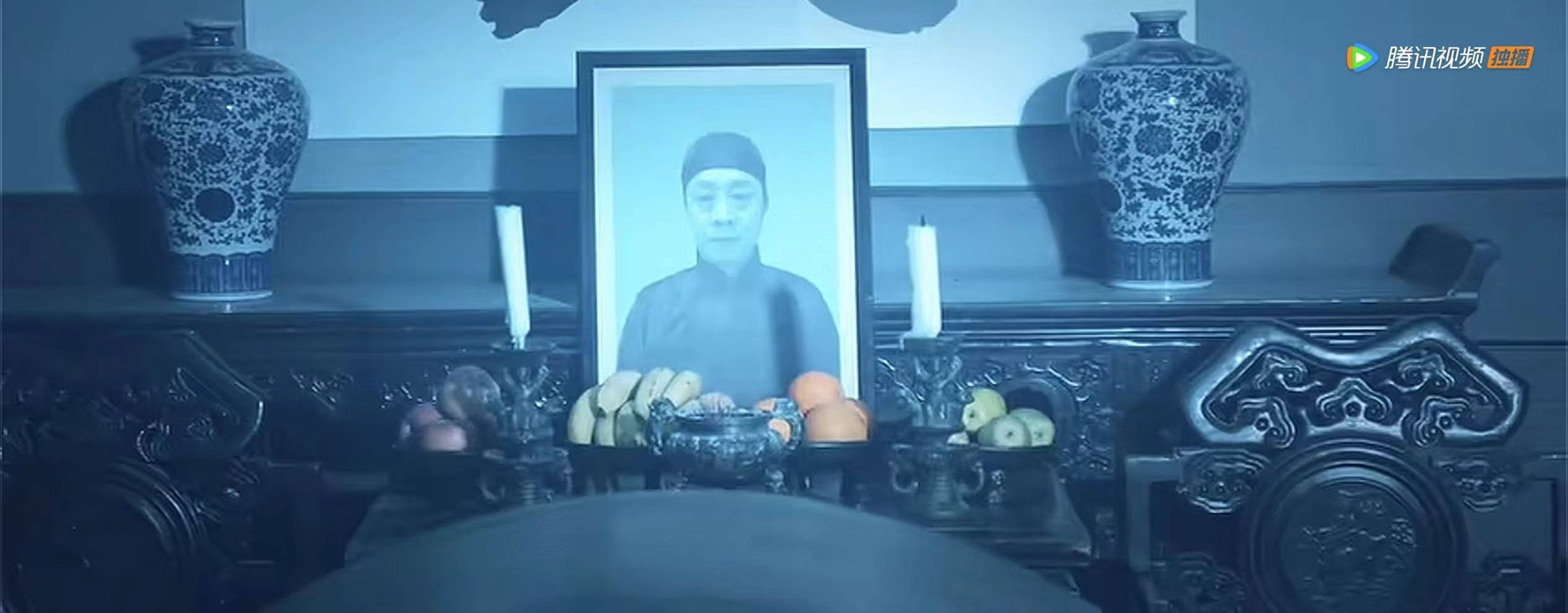 一张黑白的遗像,一口漆黑的棺材,灵堂里的白蜡烛,飘动的白色幔布,再配