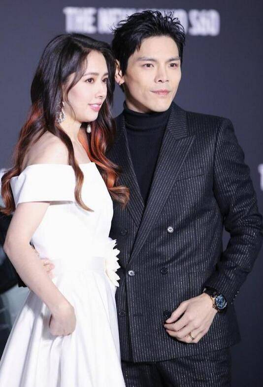 亮点 郭碧婷夫妇合体亮相，穿白色露肩裙高贵典雅，遭向佐搂腰恩爱甜蜜