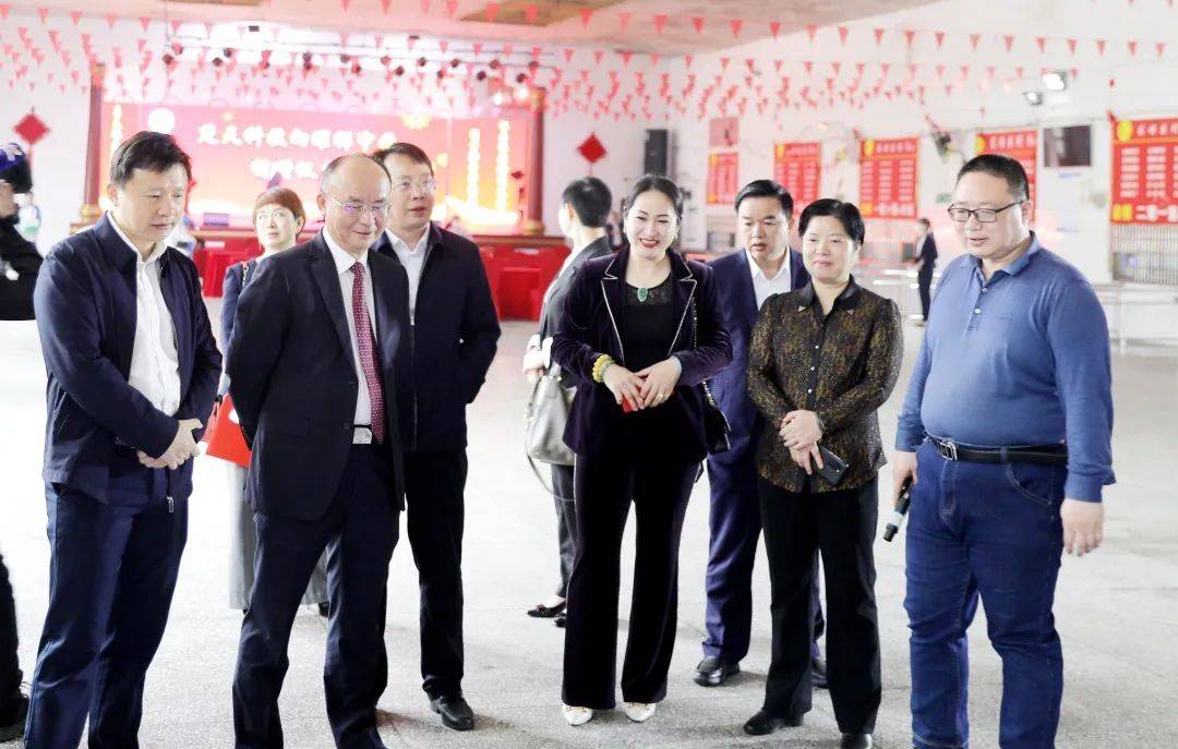 东安县耀祥中学学生在捐款仪式上朗诵永州市委副书记,市长陈爱林向