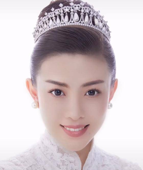 刘和刚晒全家福小10岁娇妻和女儿宛如姐妹家中古董家具显贵气
