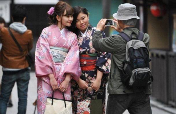 几十万“日本女孩”涌入中国，旅游只是借口，其实另有目的