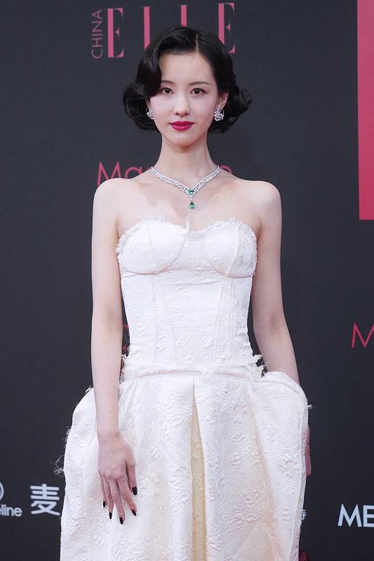 黑色 抹胸礼服太显气质了吧，纯色都能穿出时尚感，就连陈都灵都爱