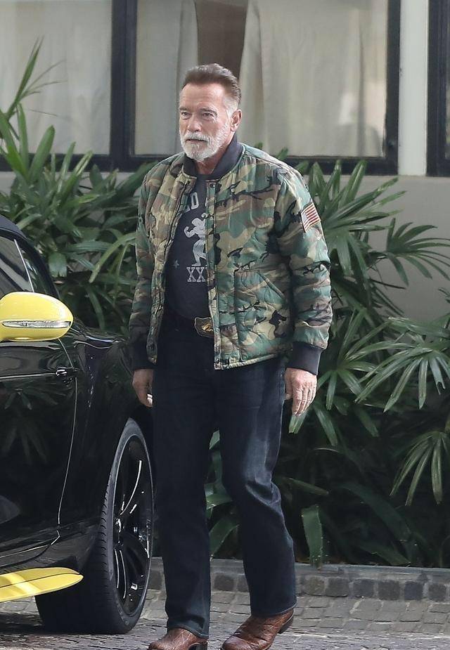 施瓦辛格 一日偶像终身为偶像！72岁施瓦辛格带小27岁女友兜风，依旧是大佬