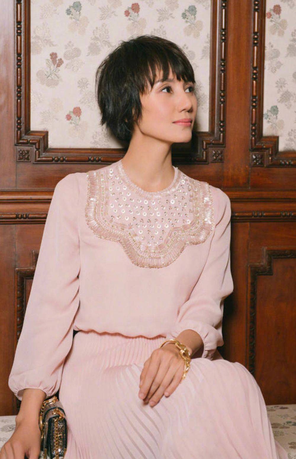 长发当袁泉同框留长发的马伊琍，终于明白：为什么中年女人喜欢剪短发