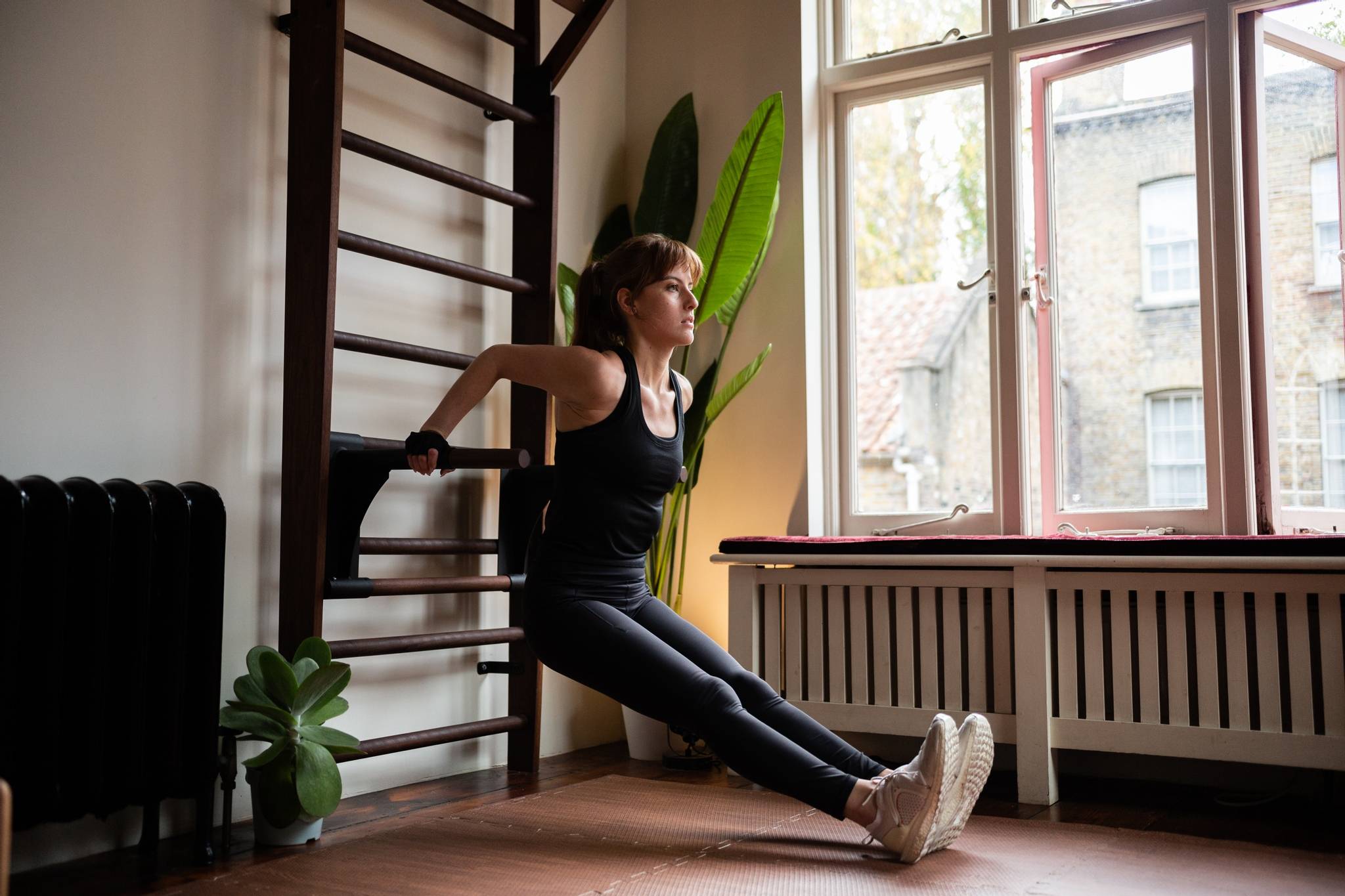 可以在公园里大家经常看到,但却不经常使用,肋木架集成了许多横杆,可