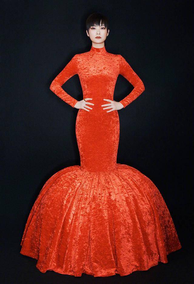 原创李宇春红色鱼尾裙造型分析