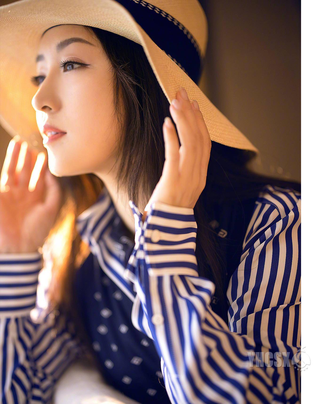 阳光杨钰莹晒照美如画，小清新穿搭少女感爆表，向日葵人生观励志满满