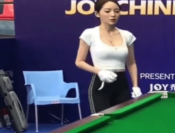 王钟瑶:最美台球女裁判,酷似世界小姐,魔鬼身材太亮眼_比赛_选手_职业