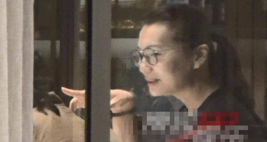 横肉万人迷陈好素颜变化大？发际线后移额头光亮，脖子前倾叠出两层肉