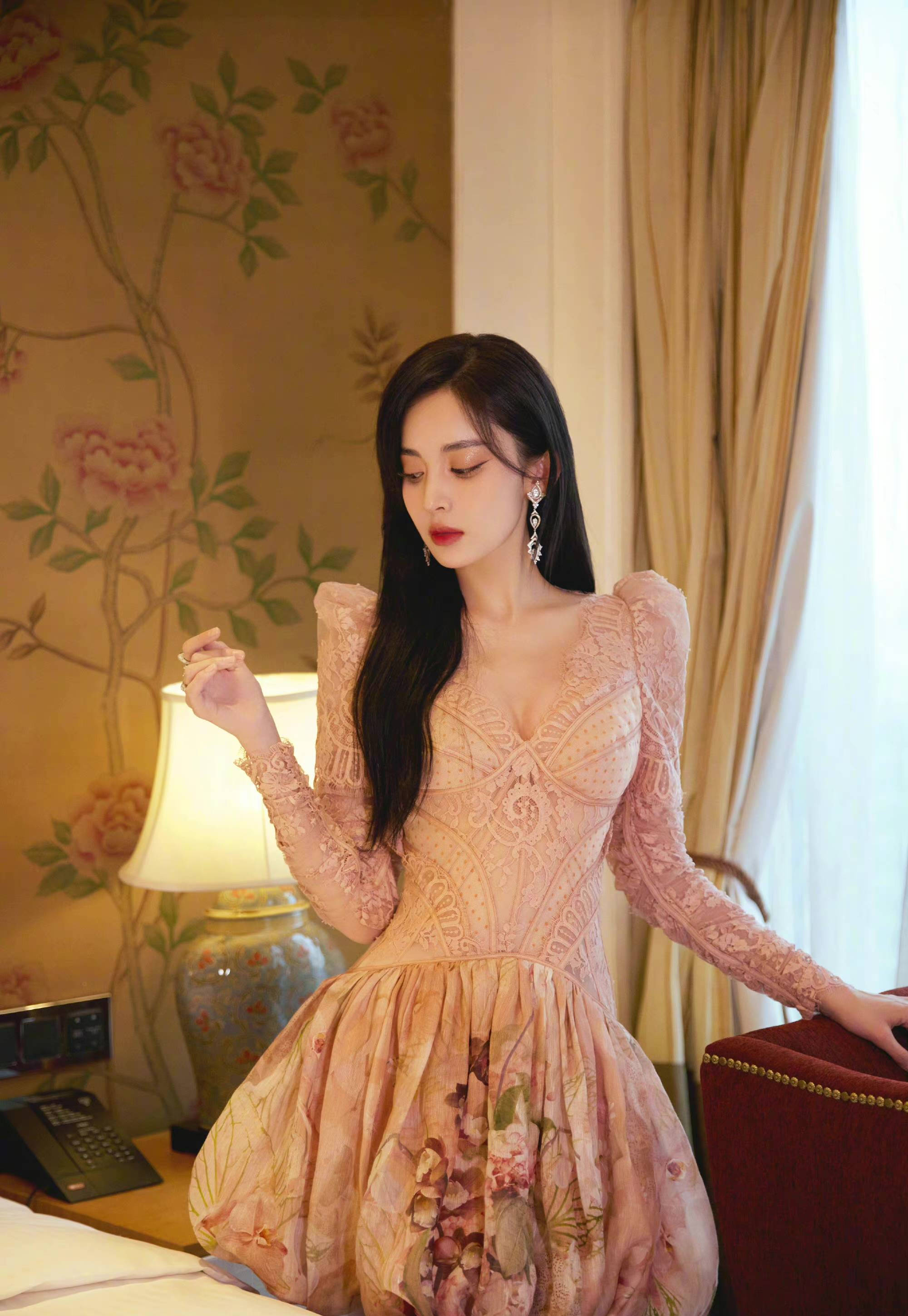 娜扎穿吊带长裙秀天鹅颈 一颦一笑美艳清冷惹人怜