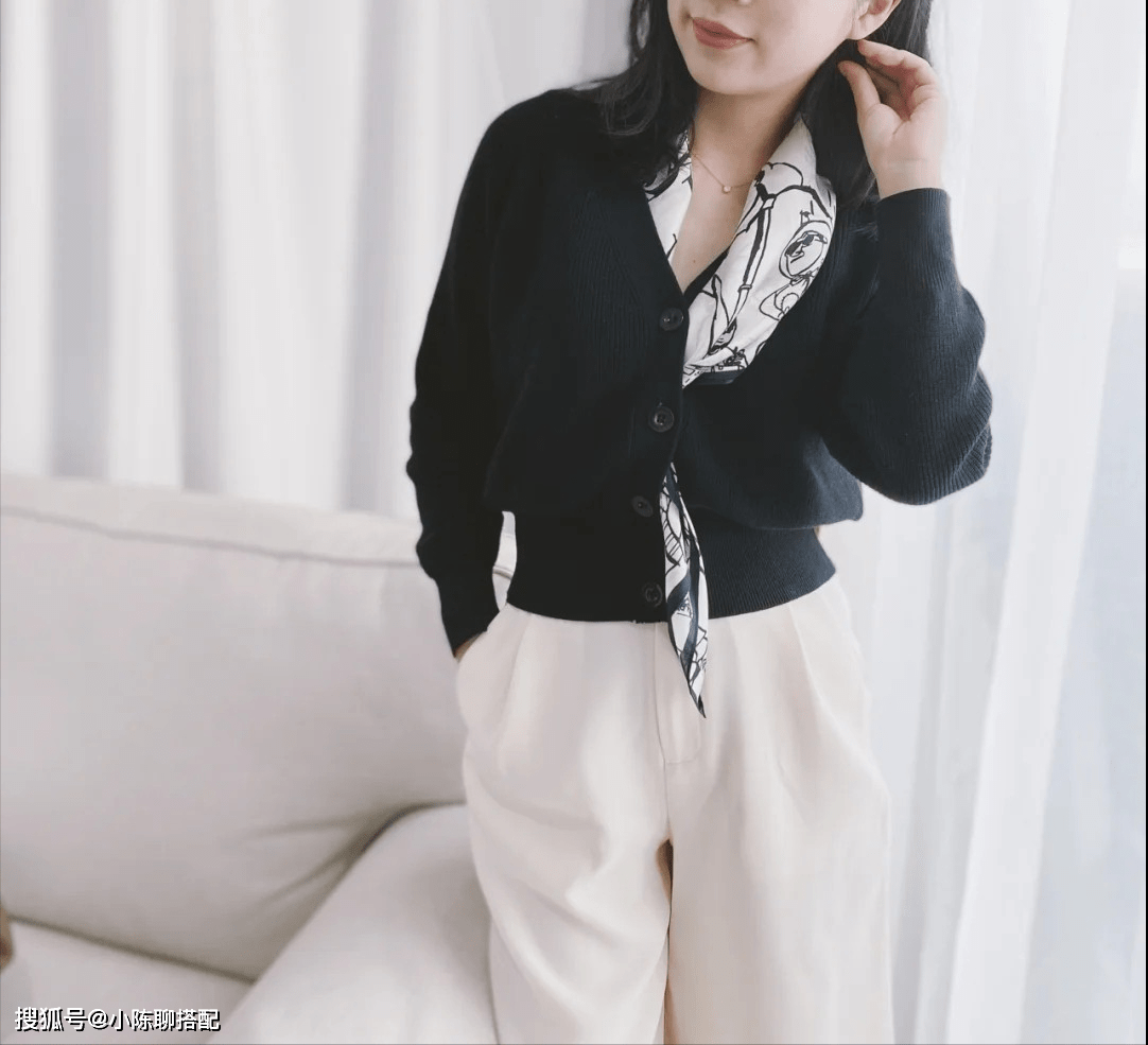 黑色 衬衫+半裙、衬衫+烟管裤,40+女人这样穿,干练又优雅