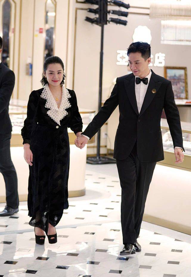 设计 刘璇罕见携夫出席活动,1米8丈夫发福变油腻,跟老婆身边似保镖
