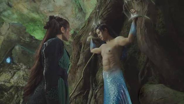 鱼尾|《与君初相识》首播！任嘉伦腹肌太假，热巴颜值在线妆造却拖后腿