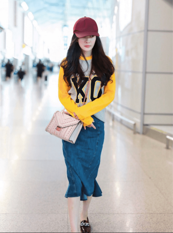 毛衣 三四十岁的女人，早春建议多穿“毛衣+裙子”，让你越来越年轻