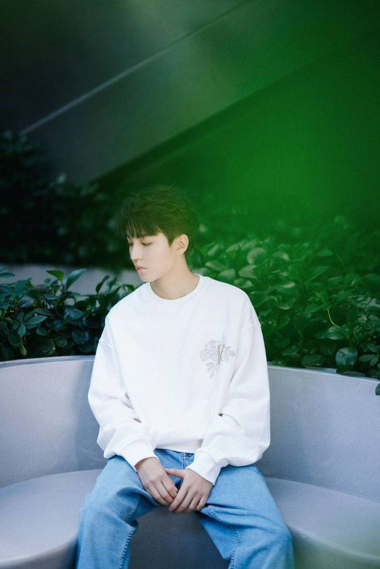 穿白色卫衣简约清爽,真的是阳光少年_王俊凯_绿林_直视