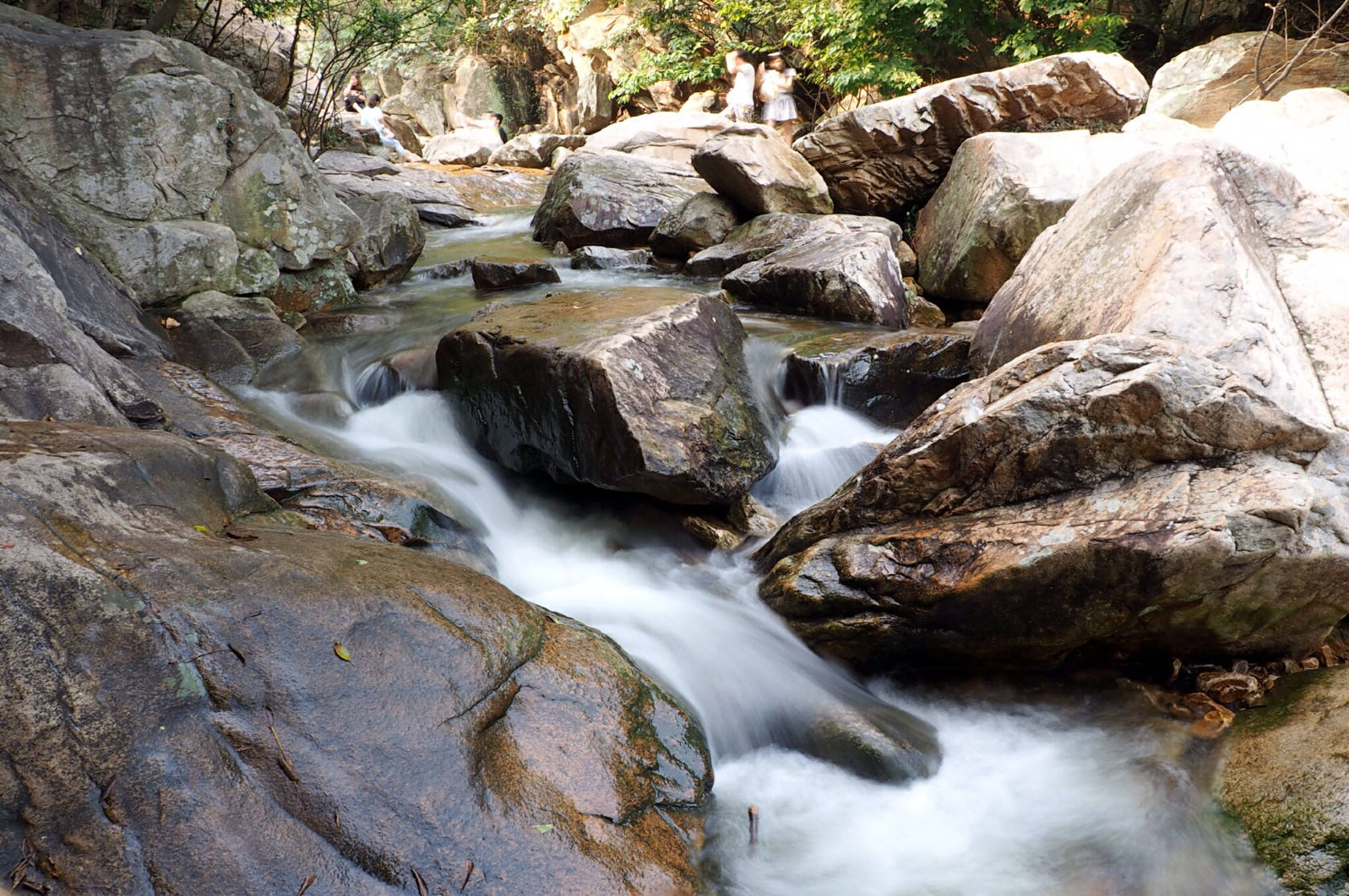 曾是个渔村码头,拥有瀑布与峭壁等景观_渔湾_老龙潭_连云港