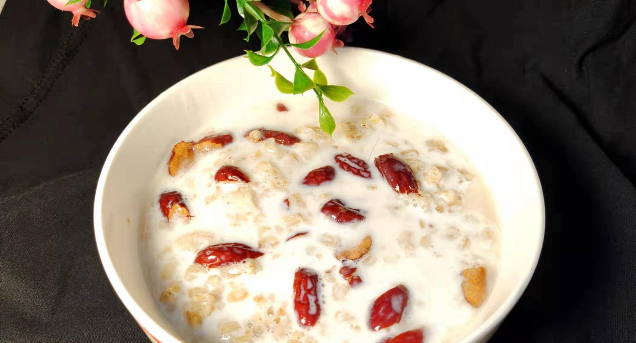 对于冬季还想健身减肥的朋友,这个红枣牛奶燕麦粥是作为早餐的不错