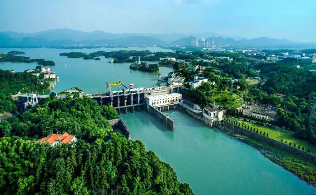 毗邻着陆水湖,三峡试验坝主题公园正坐落在陆水河山谷出口处,是国家