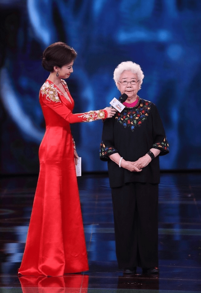 艺术界 93岁田华真是艺术界的“国宝”，黑裤配红衣精神奕奕，气质仍抢眼