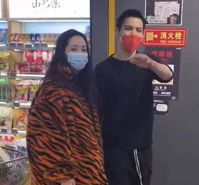 公婆|郭碧婷向佐天津逛超市，女方用大衣遮住肚子，向佐护妻摆手不让拍