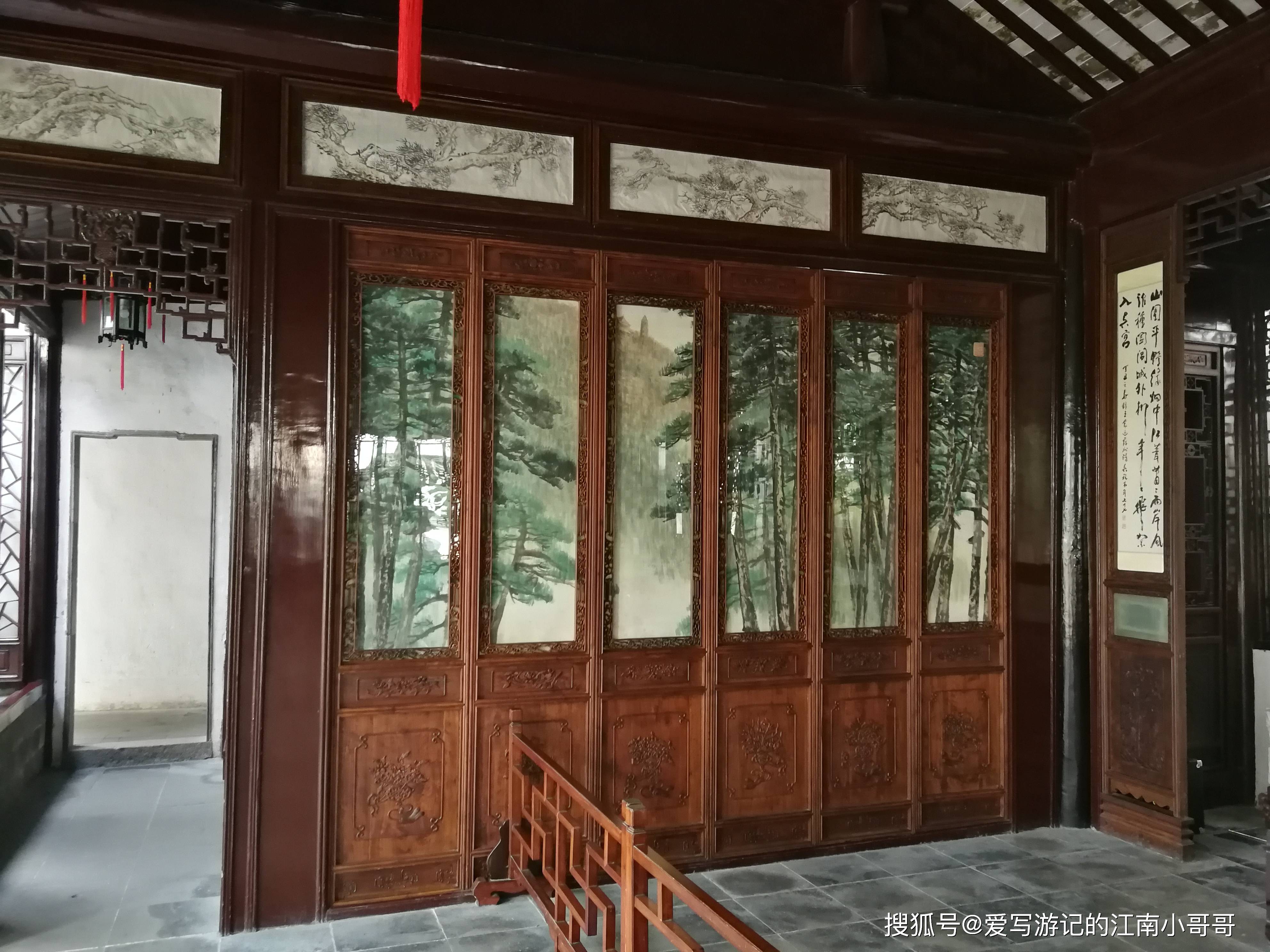 网师园看松读画轩的得名,仿佛一语双关地说,既看书画,又看自然