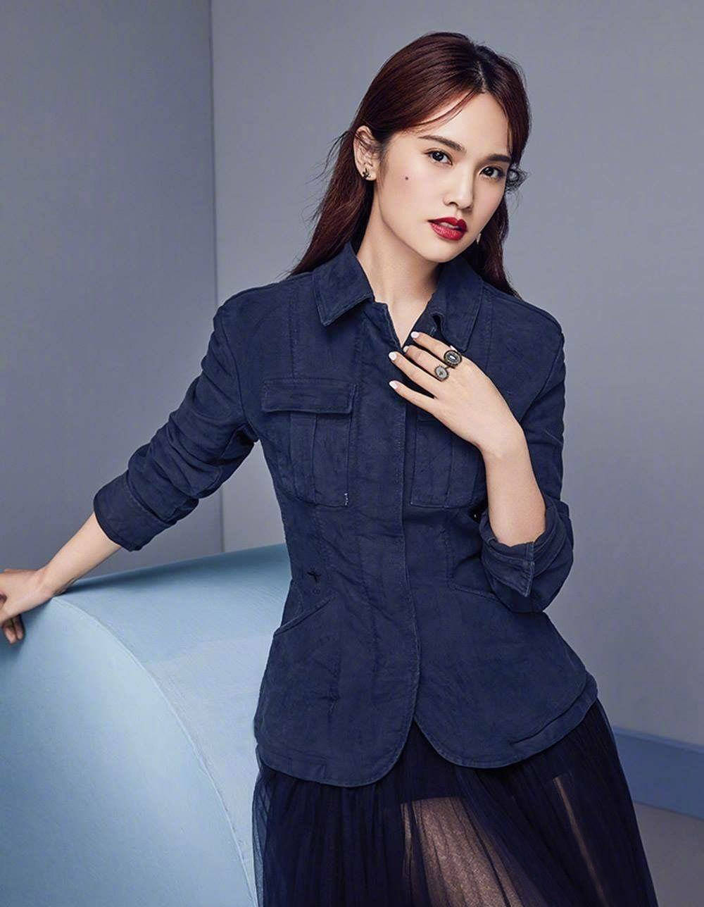 原创杨丞琳35岁了肌肤依旧似婴儿配星星拼接连衣裙美得高级大气