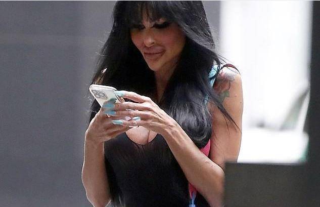 澳洲澳洲女护士120万整容,自称“限量版芭比娃娃”,奇异外表惹争议