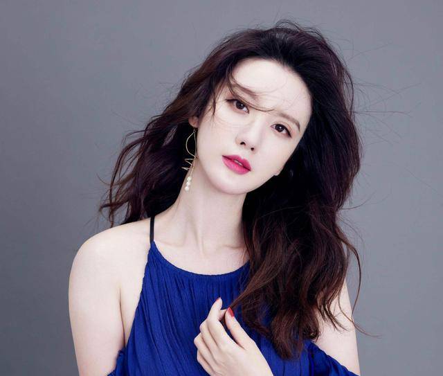 張萌|張萌穿黑色短裙露出纖細美腿，自曝一周瘦5斤，曬出減肥食譜