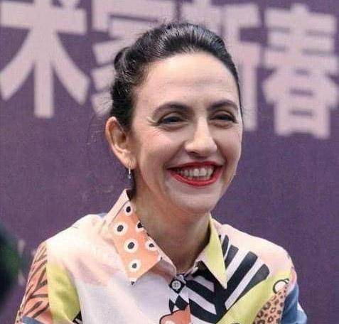 犹太人刘烨老婆唱歌，灯光下看着很温柔，就算法令纹纹多也是一番风味