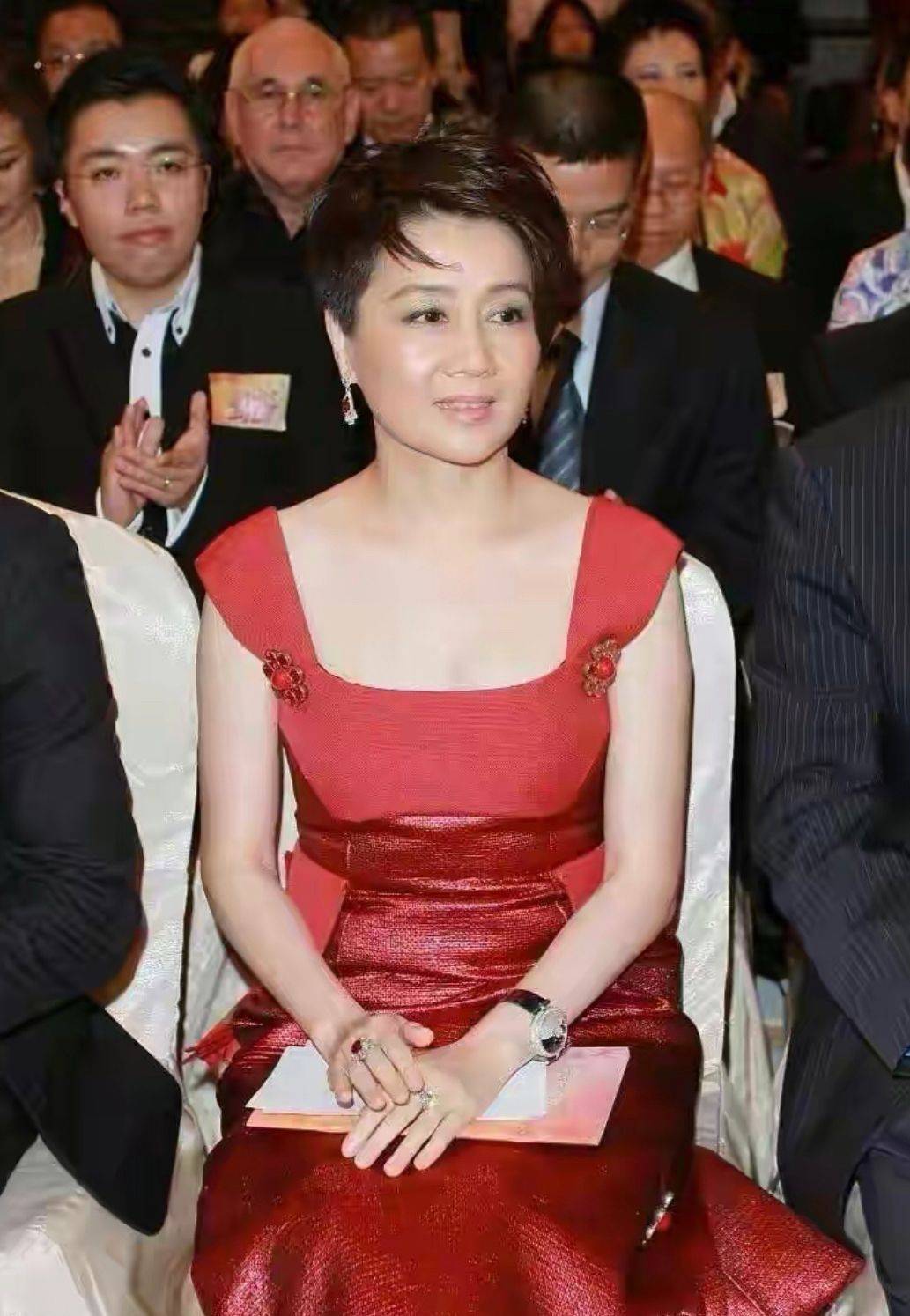 梁安琪 梁安琪带儿女亮相，穿红色吊带裙配皮草披肩，站C位比孩子们抢眼