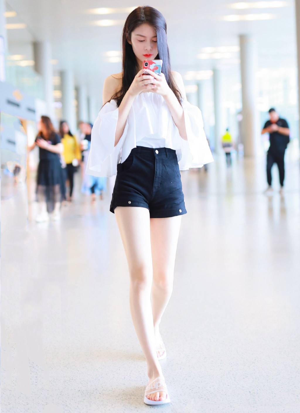 傅菁太接地气,穿"浴室拖鞋"现身,配一字肩上衣短裤大秀长腿_下身_风韵