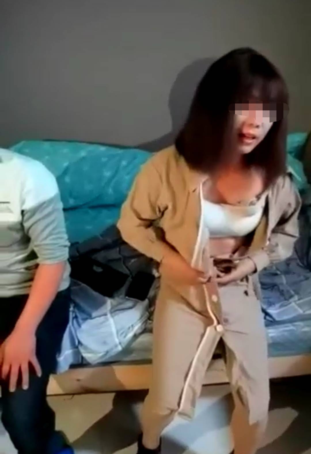 难道要当众脱自己的衣服?难道她不怕自己走光吗?