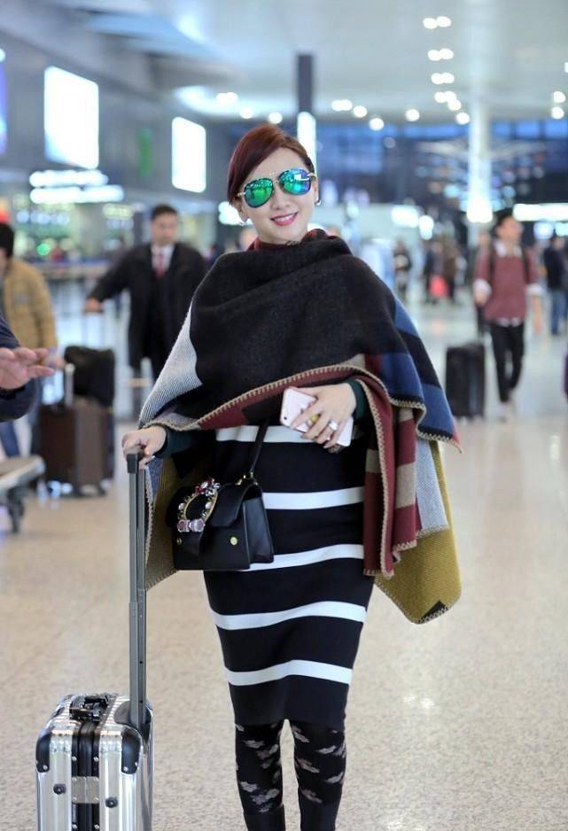 服装 翁虹的模样真是没咋变，穿着黑色连体裤也很有女人味，太有魅力了