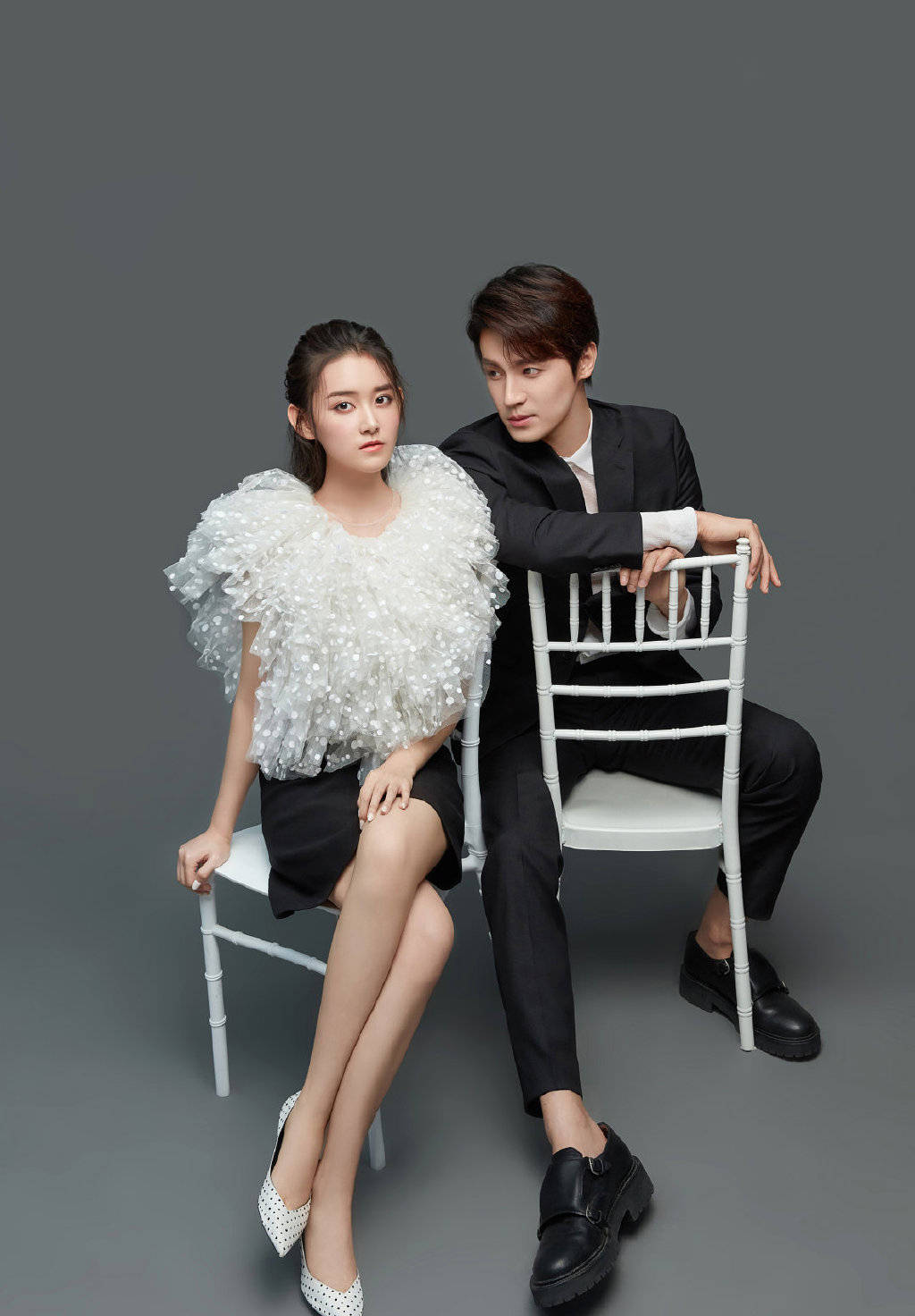 原创蒋依依才18岁可穿6万5的轻纱裙配高跟鞋合影男星气场超a