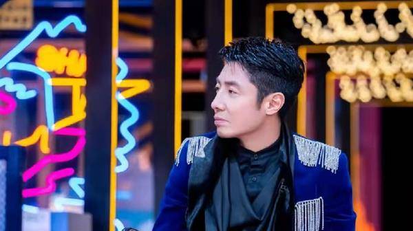 黑色 撒贝宁全家三亚度假!李白穿短裙抱娃大长腿抢眼,混血宝宝超可爱