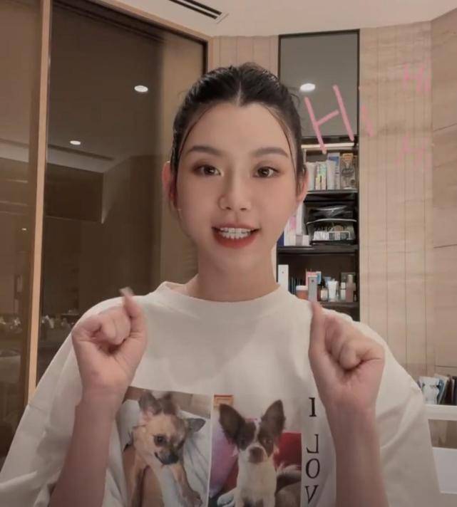 吊带 奚梦瑶高调炫富！穿5千T恤越来越有四太样，富养女儿尽显豪门范