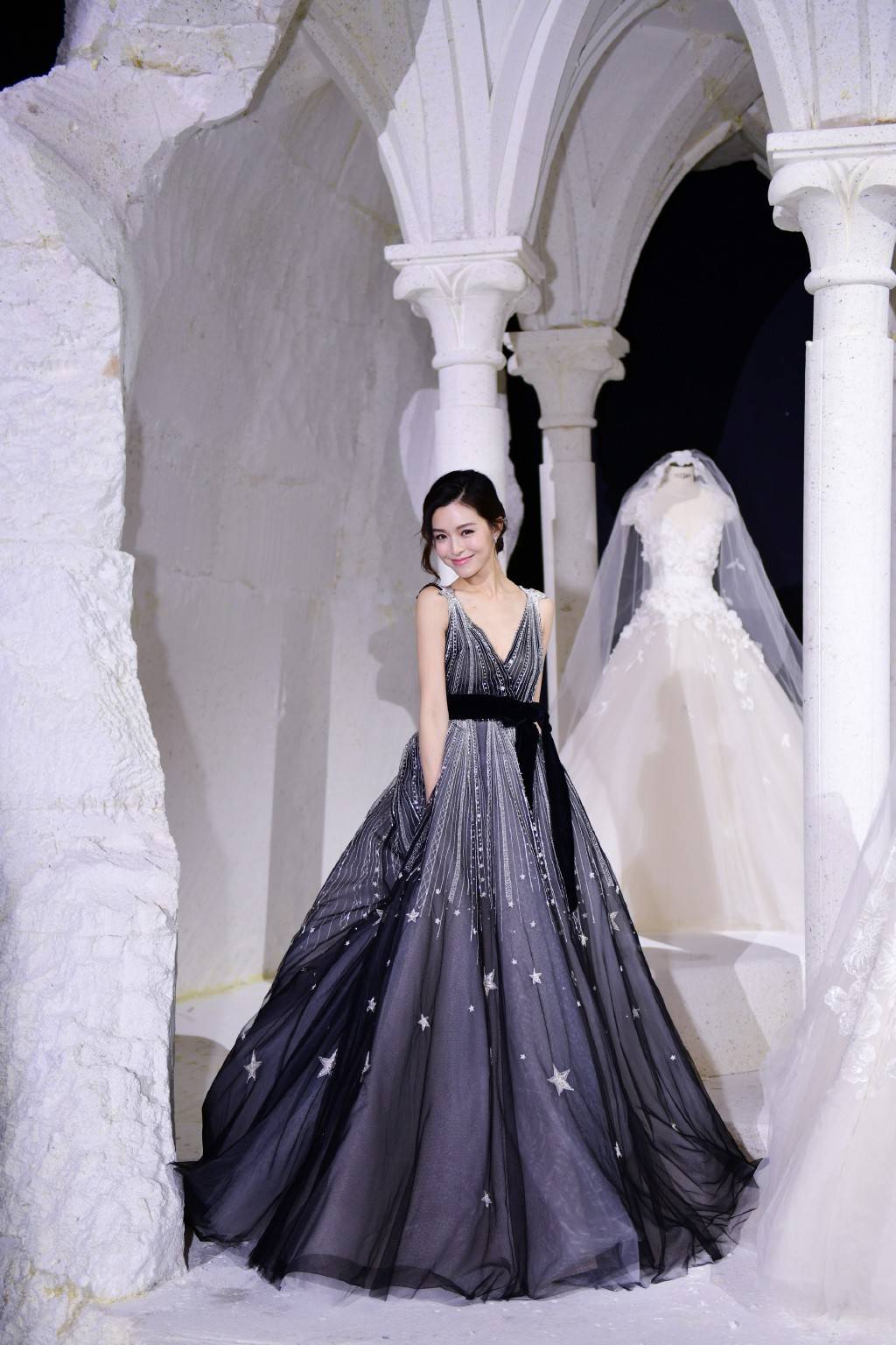 文咏珊婚前过大礼穿大红色花朵裙满面甜笑金器都能堆成山