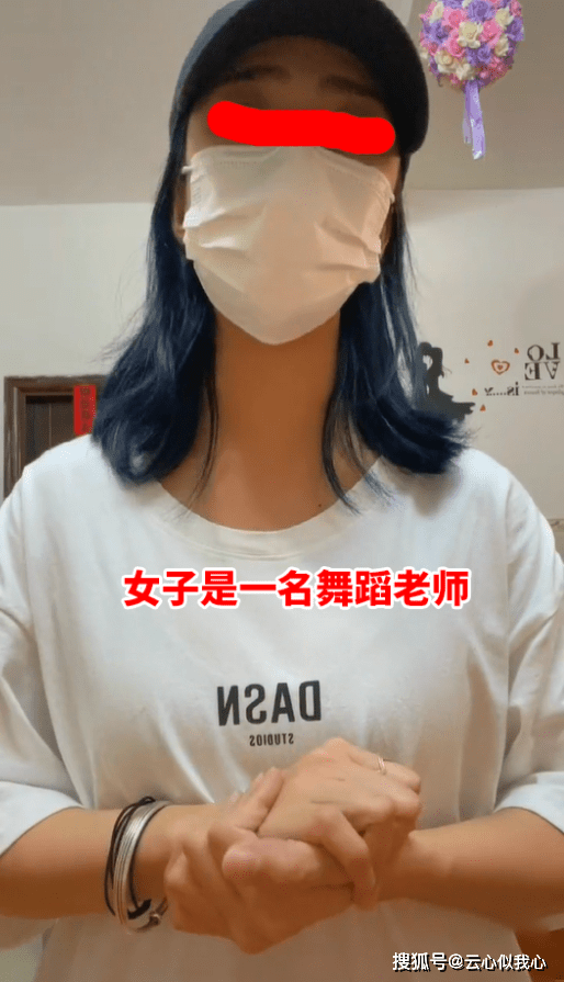 广州 “女孩不能这么穿！”广州一女子套2裤腿现身地铁，被大妈训斥5个站