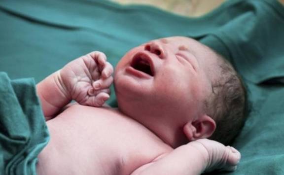 孕妇生完孩子，发现婴儿肚子有个“包”，切开之后医生都吓了一跳