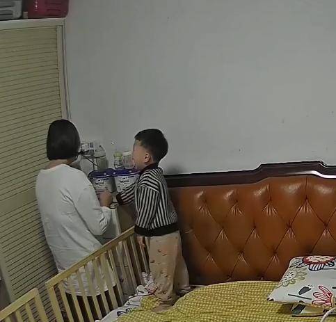 苦衷|上海二胎妈妈带娃哭闹不止，突然晕倒，随后起身第1时间安慰娃