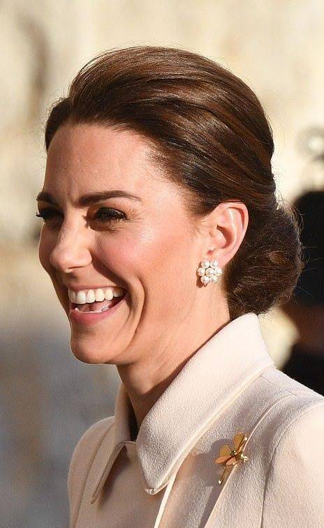 奶油色大衣真气质挽起发髻配上万珍珠耳环太高贵很温婉