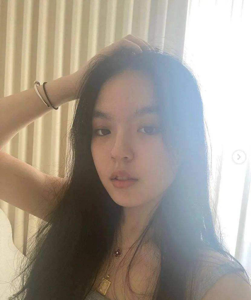 身材 李咏18岁女儿时尚过头，穿抹胸吊带露半截蛮腰，腰部纹身显成熟