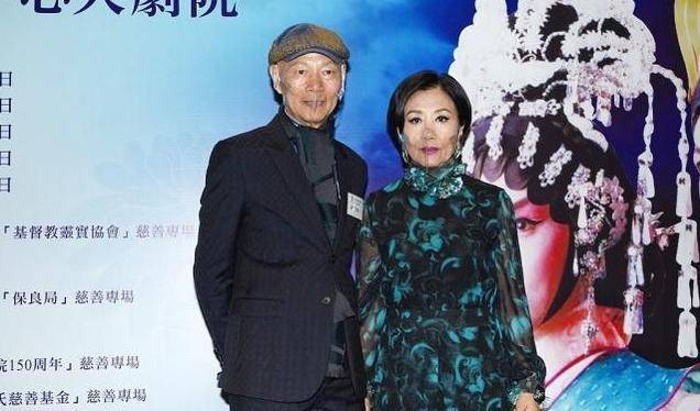 设计 73岁汪明荃保养真好，穿印花裙像50岁出头，和罗家英合照像父女俩